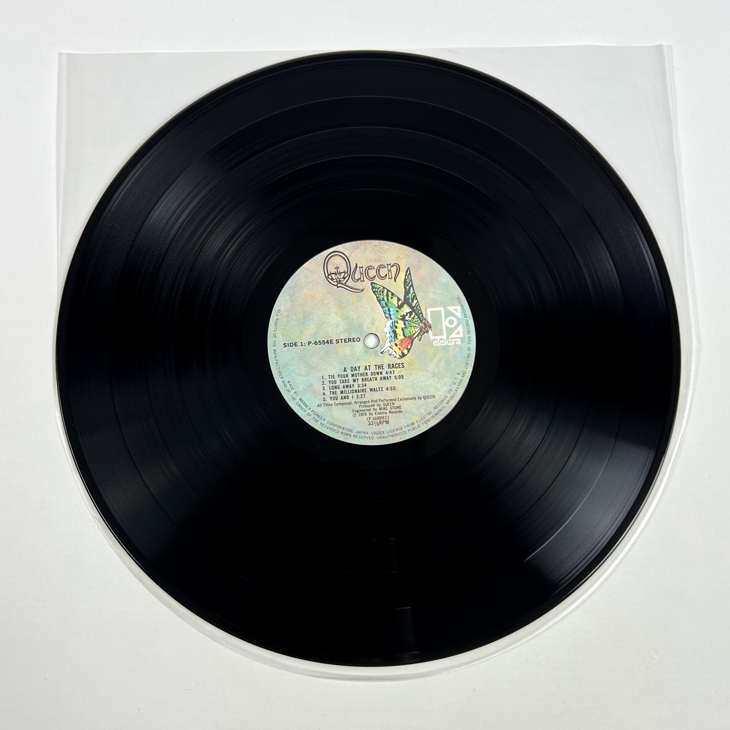 QUEEN – A Day At The Races (Estampe japonaise) – Elektra P-6554E 1981