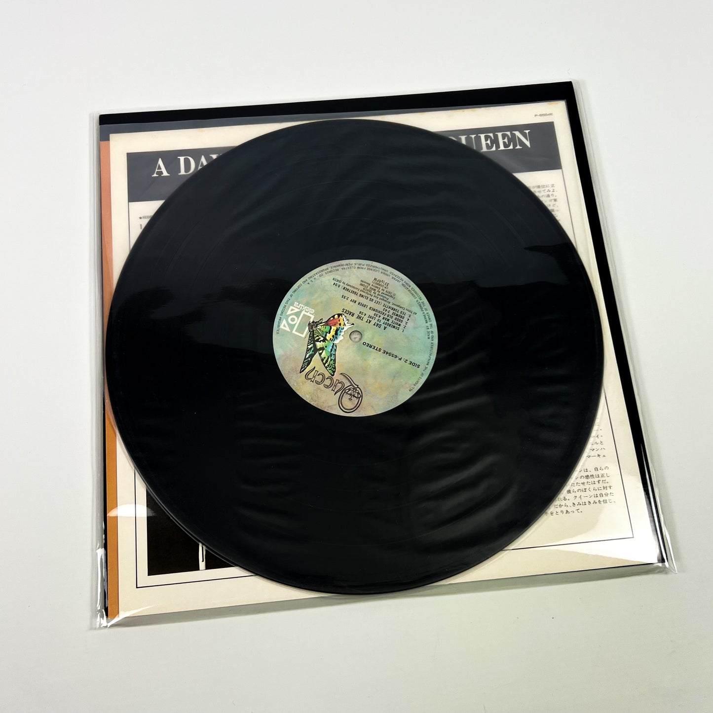 QUEEN – A Day At The Races (Estampe japonaise) – Elektra P-6554E 1981