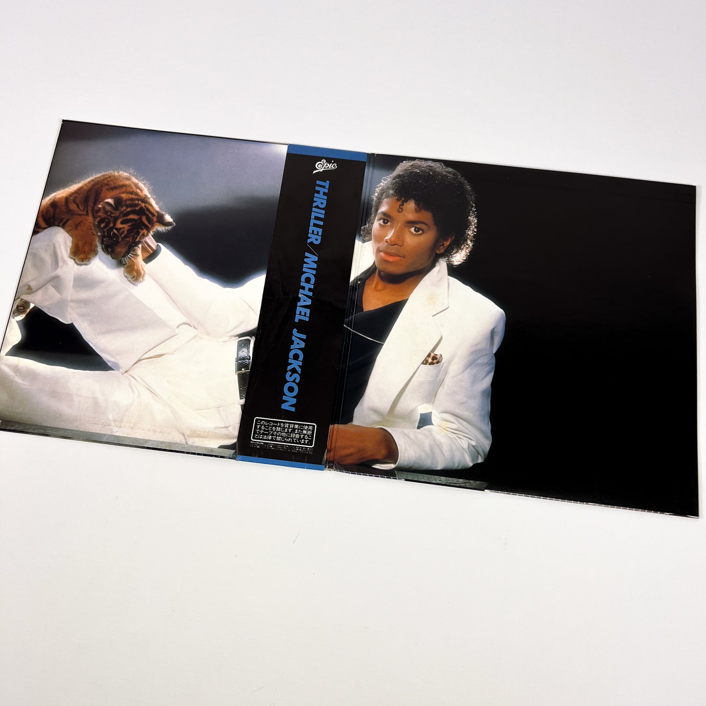 MICHAEL JACKSON – Thriller –  1ª Edizione Giapponese Epic 25 3P-399 1982 – POSTER / BOLLINO NERO